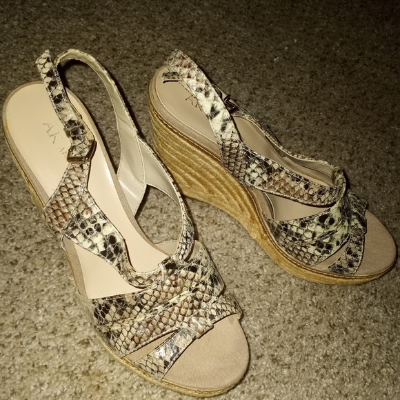 Anne Klein Killer Wedges. Size 7 - Picture 2 of 7